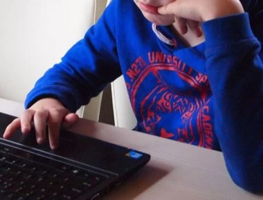 Μήνυση πατέρα σε Youtube και WhatsApp μετά την αυτοκτονία του γιου - Πώς υποστηρίζει ότι τον επηρέασαν